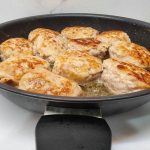 Kaj se zgodi, če mletemu mesu dodamo namočen kruh: kako vlažen dodatek vpliva na sočnost in teksturo kotletov kaj-se-zgodi-ce-mletemu-mesu-dodamo-namocen-kruh-kako.jpg