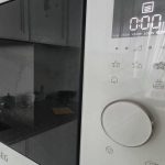 Kako očistiti mikrovalovno pečico brez kemikalij: zakaj sta limona in papirnata brisača pri odstranjevanju maščob boljša od gelov kako-ocistiti-mikrovalovno-pecico-brez-kemikalij-zakaj-sta-limona-in.jpg